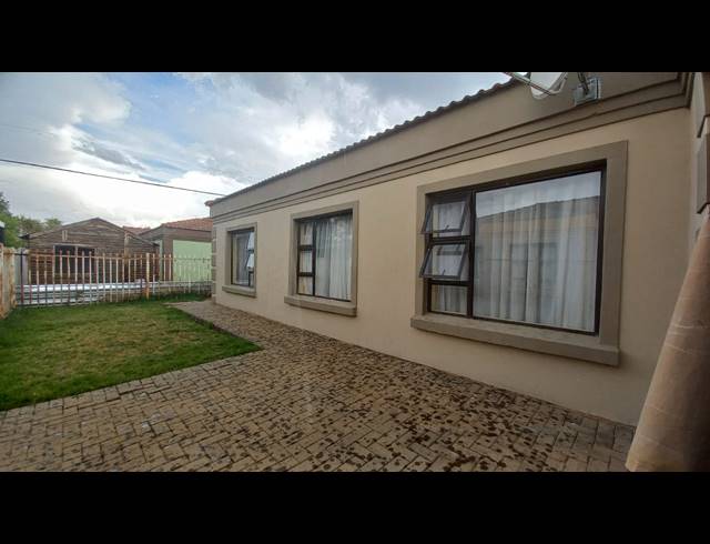 4 BEDROOM HOUSE TO LET IN MANDELA VIEW